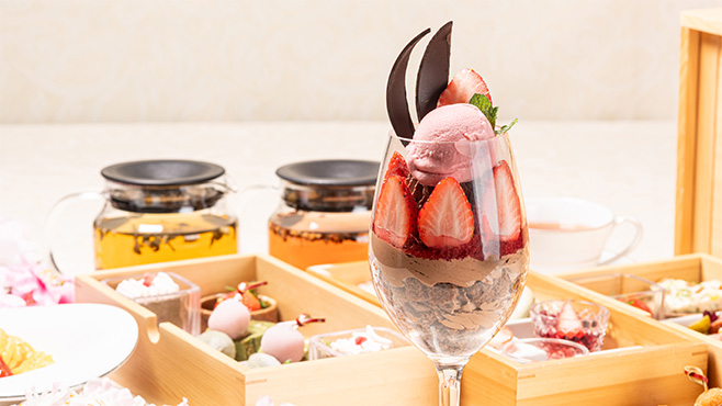 春のアフタヌーンティー【苺とフランス産チョコレートのパフェ付】